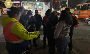 Policía reúne a menor y su madre al hallarla extraviada en Línea 8 del Metro