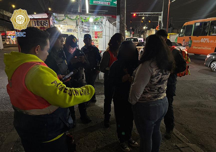 Policía reúne a menor y su madre al hallarla extraviada en Línea 8 del Metro