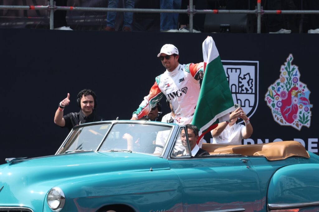 Checo Pérez lleva la Fórmula 1 a las calles de la CDMX; miles celebran en Paseo de la Reforma