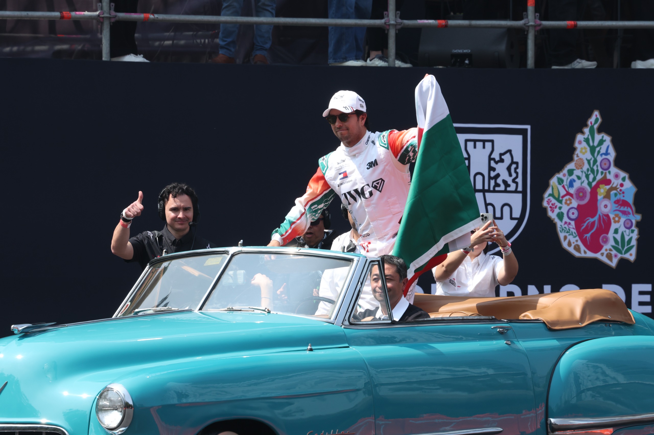 Checo Pérez lleva la Fórmula 1 a las calles de la CDMX; miles celebran en Paseo de la Reforma