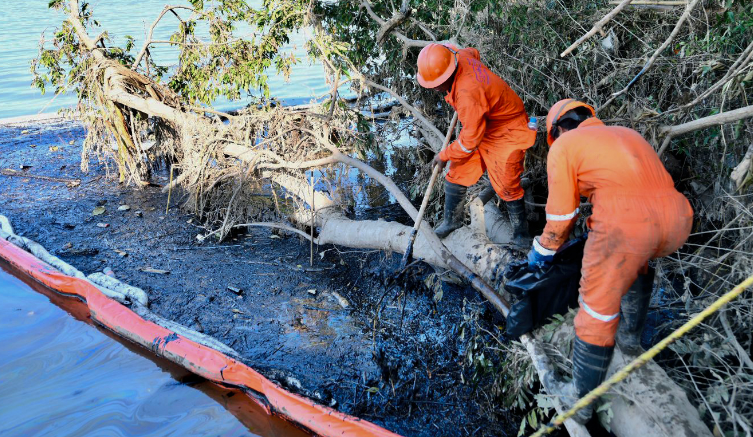 Recupera Pemex un millón 602 mil litros de hidrocarburo en el río Pantepec