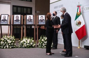 homenaje que hace Alfredo Del Mazo a policías caídos.