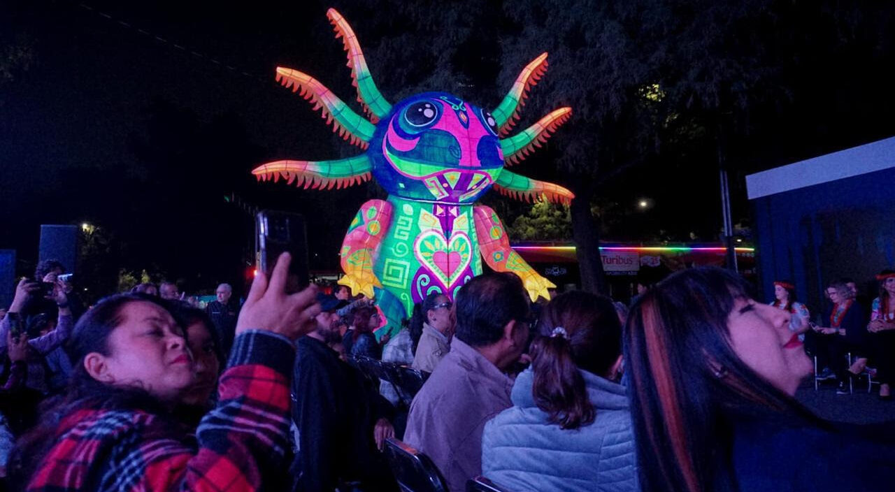 Reforma se ilumina con el "Festival internacional de la luz" con motivo de Día de Muertos