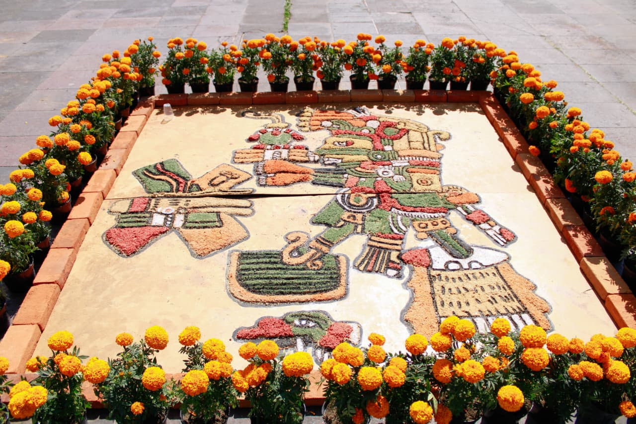 Tlatelolco recuerda a sus muertos con ofrenda monumental