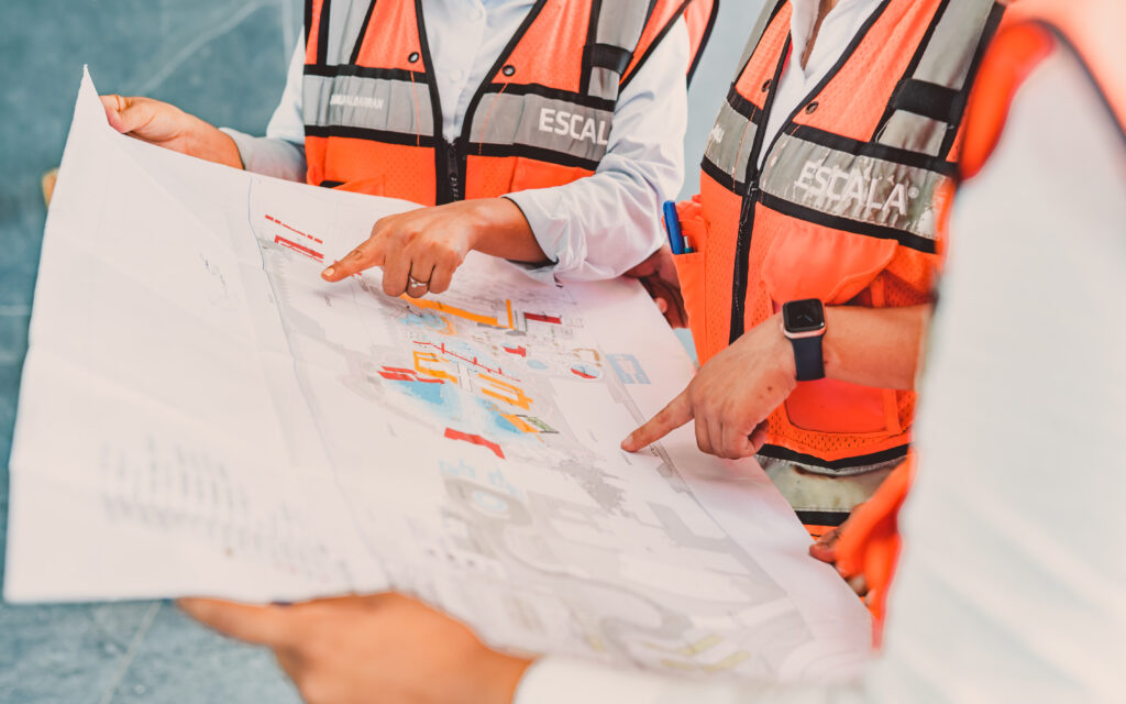 Ingenieros revisando las especificaciones para una construcción